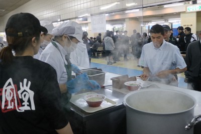高校生がラーメン新メニュー発表　一風堂NY店の視察かけ勝負　福岡