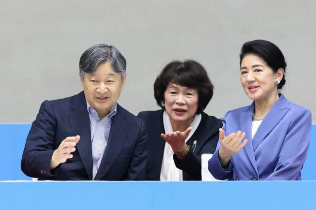天皇、皇后両陛下がバドミントン競技を観戦　滋賀で開催の国スポ大会