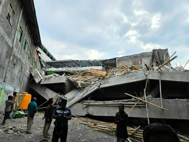 インドネシアの学校で礼拝堂が倒壊　3人死亡、38人が下敷きに