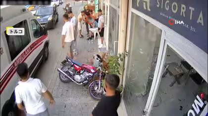 「救急車を呼べ！」　バイクが運転ミスで店のガラスに激突もヘルメットのおかげで軽傷　腕のけが“シャツ”で包帯代わり　トルコ