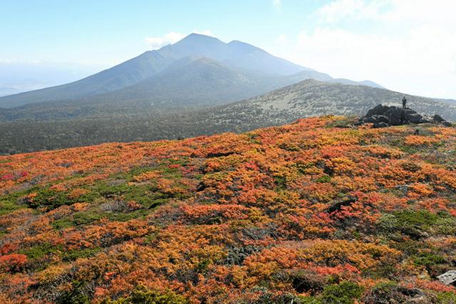 錦秋に染まる山頂、登山客でにぎわう　岩手・三ツ石山で紅葉見ごろ