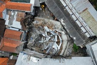 寄宿学校が倒壊、礼拝中３人死亡　インドネシア、３８人下敷きか