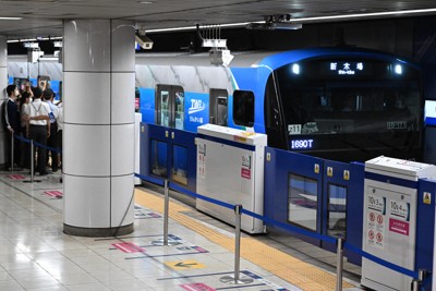 「ほほえみ」たたえた29年ぶりの新型車両　りんかい線で出発式