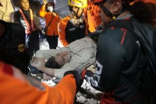 インドネシア、下敷き９１人か　学校倒壊、３人死亡