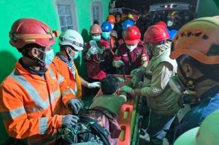 イスラム寄宿舎倒壊の死者５人に　インドネシア、７２時間迫る