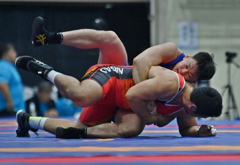 レスリング鶴田Ｖ　グレコ成年男子97キロ級　沖縄勢の今国スポ優勝第１号　決勝で佐賀の仲里（北農高出）に棄権勝ち