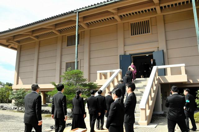 勅使立ち会いのもと、宝庫の封が解かれる　奈良・正倉院「開封の儀」