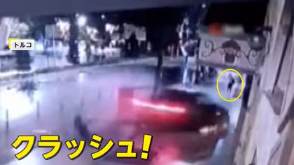 “飲酒暴走”の車が店舗に激突…女性間一髪で難逃れる　後ろ走るバイクは事故見入りスリップ…中央分離帯に突っ込む　トルコ