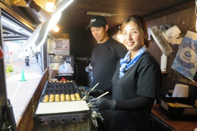 あふれるだし…玄界灘の「生たこ焼き」　キッチンカーに夫婦の夢乗せ