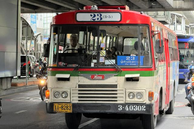 バンコク名物「赤バス」運行終了へ　2027年までにEVに切り替え