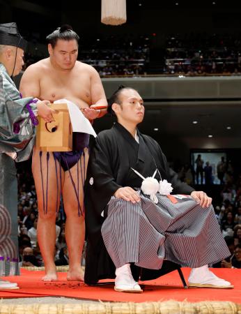 元貴景勝が断髪式「本当に幸せ」　３百人がはさみ、Ｖ４度の元大関