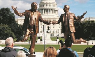 「撤去された像」が政府のスキを突いて再び出現　トランプ大統領をやゆする内容　アメリカ連邦議会議事堂前
