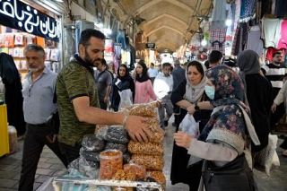 イランの市民、不況や再攻撃不安　制裁再発動１週間「世界が敵視」