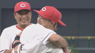 「もう少し野球をやらせて下さい！」　今季最終戦を終えたカープ　試合後のセレモニーで新井監督が思わぬ"無茶ぶり"　今季限りでカープを去る田中広輔、松山竜平、上本崇司が大観衆の前で別れの挨拶