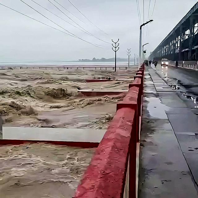 ネパールとインドで土砂崩れや洪水、計56人死亡　モンスーンで豪雨