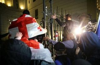 旧ソ連ジョージアで大規模デモ　親ロシアの与党地方選勝利に反発