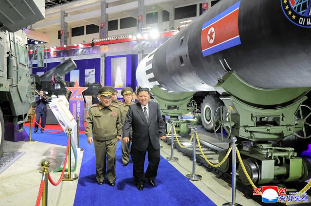 北朝鮮で最新兵器展示会　「軍事力現代化、高度化の結実」と金正恩氏