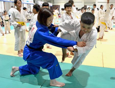 ヤンゴンで青少年柔道大会　日本主催、玉置桃選手が指導