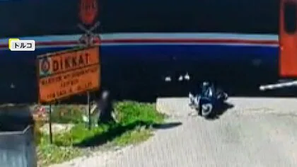 バイクが踏切侵入…列車と衝突し吹き飛ばされ1回転も男性は軽傷　バイクの状態を心配する様子も　トルコ