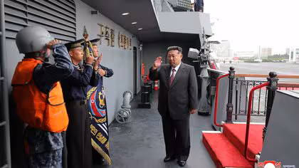 金正恩総書記が新型駆逐艦を視察「海軍の強い実力は敵の挑発を徹底的に抑止するよう行使…」平壌で開幕の最新兵器展示会
