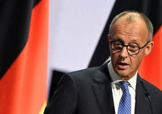 「ドローンの背後にはロシア」　２夜空港閉鎖受けて独メルツ首相