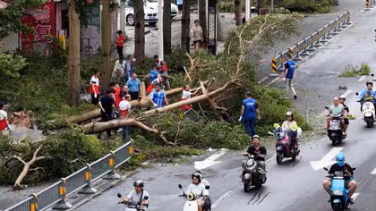 着の身着のまま救助され…ネパールで洪水や土砂崩れにより55人死亡　中国は台風で街路樹なぎ倒され高潮も　15万人避難