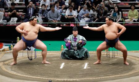 両横綱が「三段構え」披露　相撲協会の百周年場所