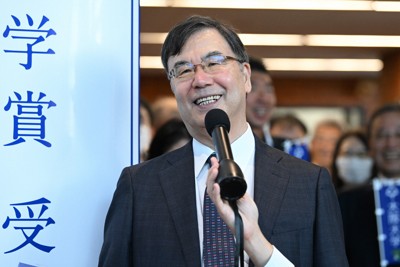 亡き母が贈った「ネズミの置物」　ノーベル賞坂口さん研究室の本棚に
