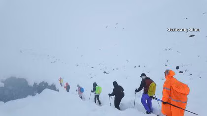 「雷と強い吹雪が…」エベレストで数百人が大雪で孤立…350人避難もいまだ200人が“足止め”　中国チベット自治区