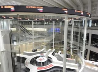 東証、連日の最高値更新　「高市トレード」続く
