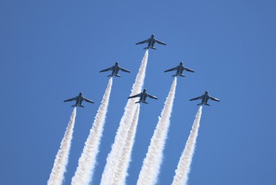 ブルーインパルス、選手の健闘たたえ滋賀の空を飛行　国スポ閉会式