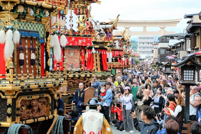 秋の高山祭が開幕　金色に輝く屋根飾り、祭り屋台に人、人、人…