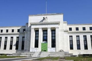 利下げ決定もインフレ懸念　米FRB、9月会合議事録