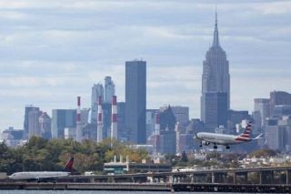 米政府閉鎖、連邦職員の解雇開始　航空便遅延など混乱拡大