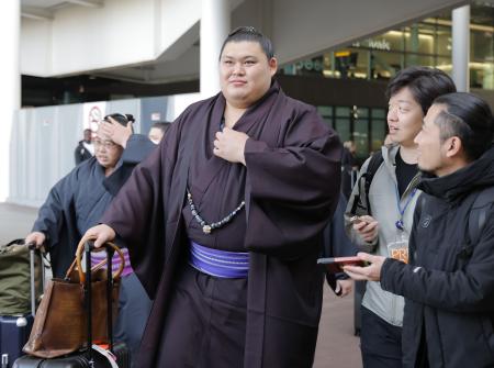 横綱大の里らロンドンに到着　歓声に笑顔「すごく楽しみ」