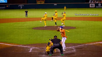 「バントは退場」独自ルールに“超絶プレー”も　エンタメ野球「バナナ・ボール」がアメリカで話題沸騰