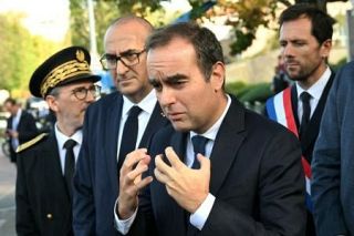 フランス新内閣、予算成立が課題　野党の不信任回避が焦点