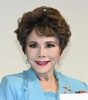 デヴィ夫人、訪朝終える　北京に到着