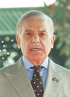 パキスタン首相苦笑い　印との関係改善求められ