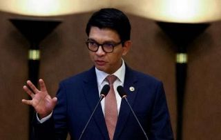 大統領「安全のため避難」と演説　マダガスカル、政変か