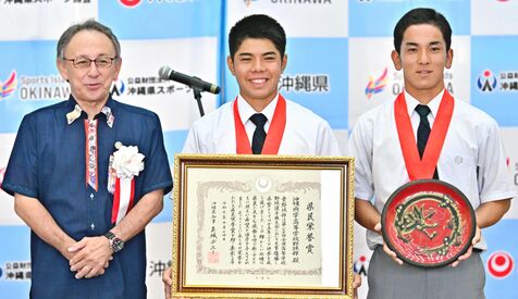 夏の甲子園初Vの沖縄尚学に県民栄誉賞　比嘉公也監督には県スポーツ指導者特別賞　応援を指揮した羽地さんに感謝状贈呈