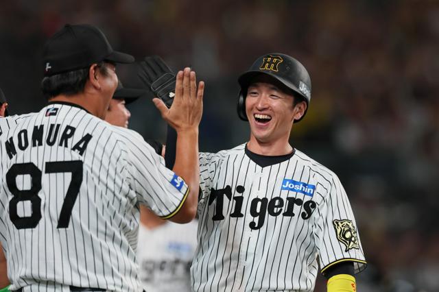 阪神が足技で先勝　三盗の近本「バッチリはまった」　CSファイナル