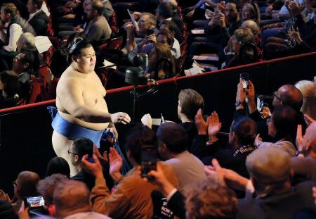 両横綱、ロンドン公演で白星発進　大相撲、５日間で優勝争い