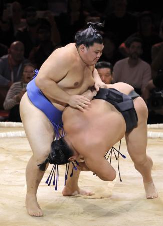 大の里、豊昇龍が３連勝　ロンドン公演３日目