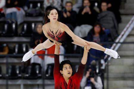 １７歳中井亜美が首位発進　フィギュアＧＰ、りくりゅう首位