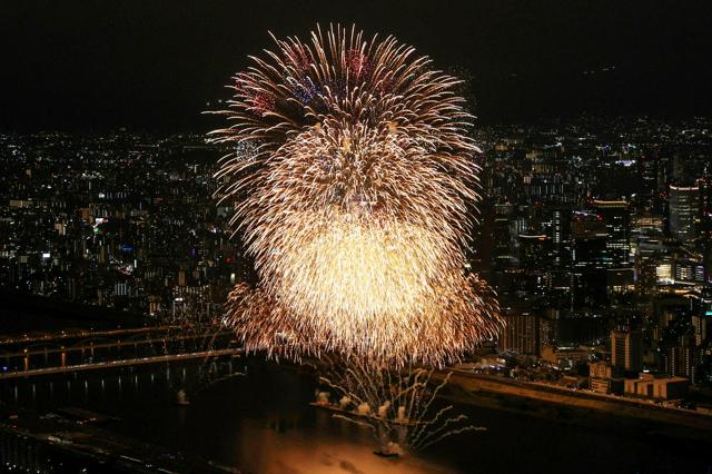 大阪の夜空彩る淀川花火大会、万博との重複避け今年は10月に開催