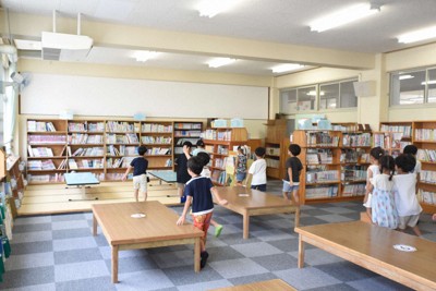 小学校の図書室、みんなで改修　築40年超、くつろげる場に　兵庫
