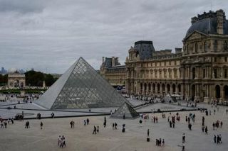 仏ルーブル美術館に強盗　宝石奪う、休館に