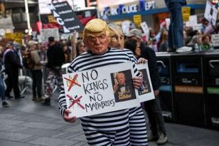 米２６００カ所で反トランプデモ　「ＮＯ　ＫＩＮＧＳ」最大規模か