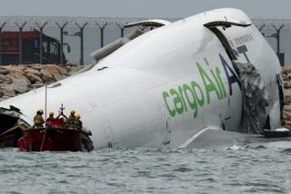 香港、貨物機事故で２人死亡　滑走路オーバーラン、車と衝突